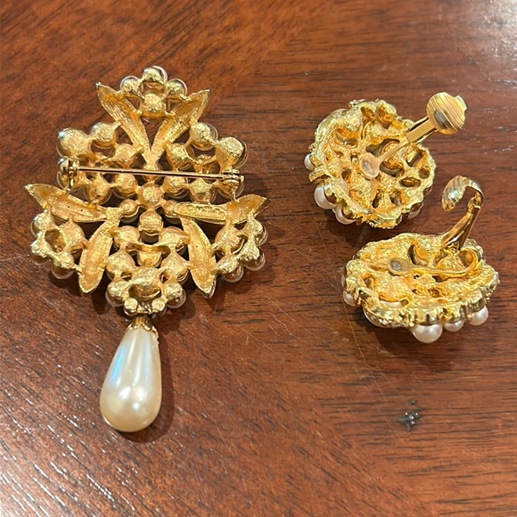 Vintage R. Mandle Pearl Brooch & Matching Earring Set. - Picture 8 of 14